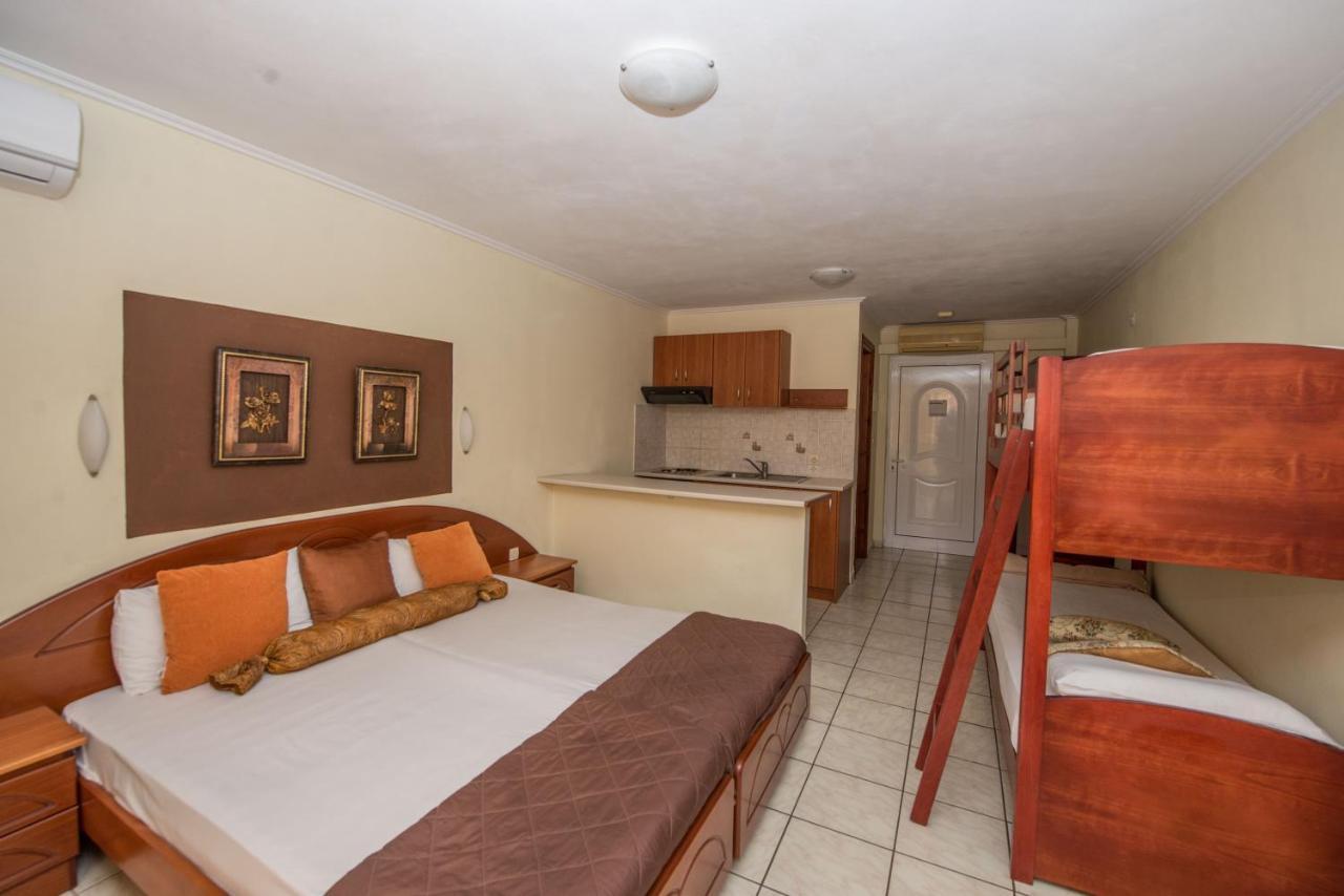 Damia Hotel Apts Сидари Екстериор снимка